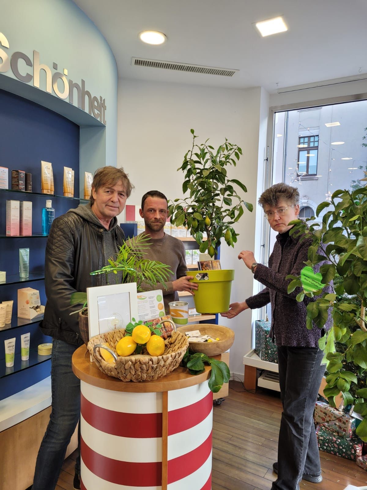 Übergabe des Zitronenbaums an Dr. Schwarz.